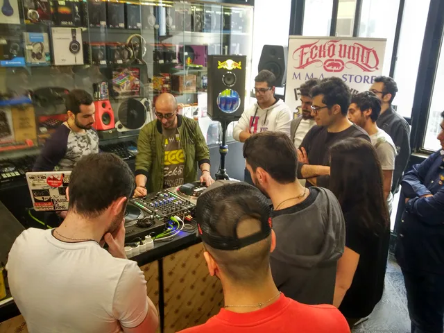 DJ workshop, Skillz teaching at the decks
