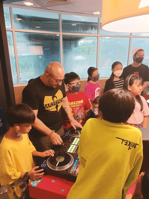 Hands-on DJ education, student at the turntables